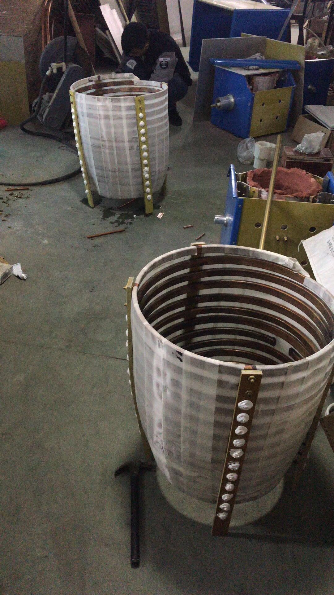 生产车间技工李师傅给废铜熔炼炉脱胎换骨(图1)