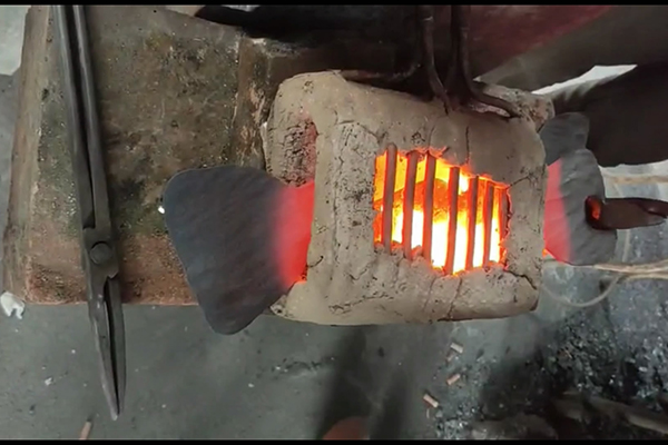 高频加热机加热半成品镰刀锻打热处理
