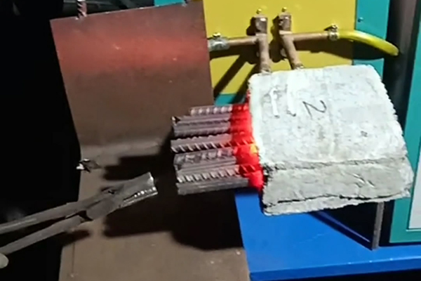 螺纹钢筋用超音频大香蕉手机在线视频加热设备加热退火热处理后用冲床锻打