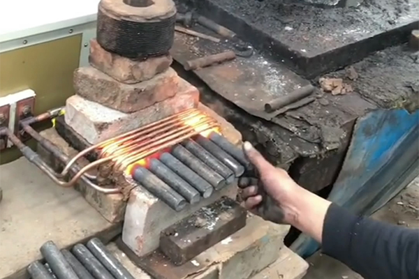 120kw超音频大香蕉手机在线视频加热设备加热圆钢后冲床冲压