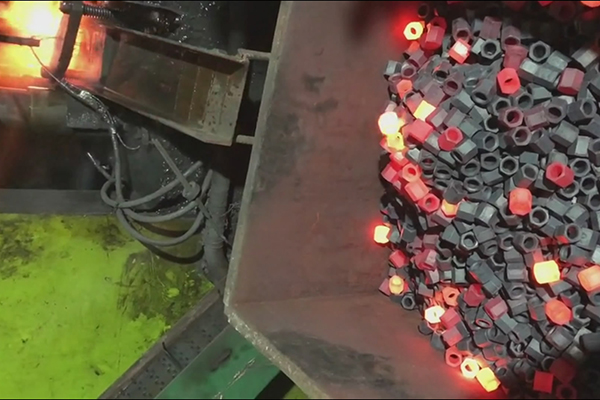 由钢棒到螺母半成品生产过程，中频锻造炉在其中起到至关作用