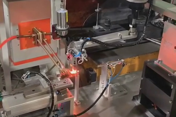  搭配机械手臂实现自动化操作的超高频大香蕉手机在线视频加热设备