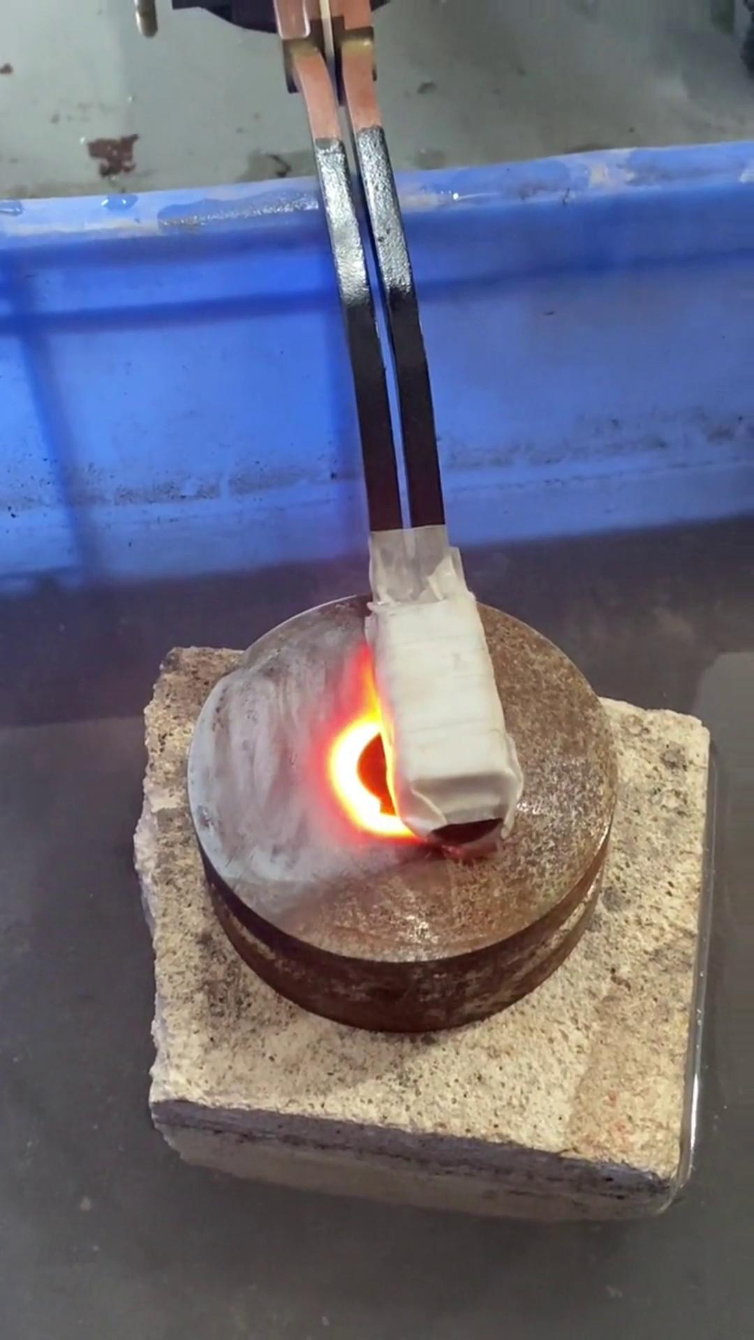 手持式高频机 高频大香蕉手机在线视频加热设备 10米软链接电缆 适合复杂场合和环境下进行加热淬火退火热处理工艺