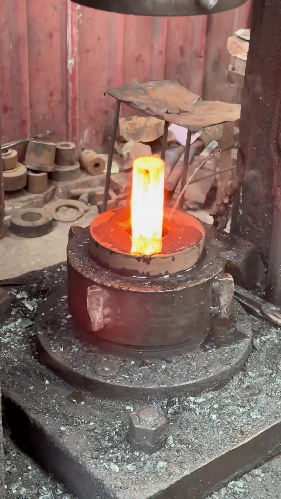 外六角锻打成型 棒料加热用的是中频大香蕉手机在线视频加热设备