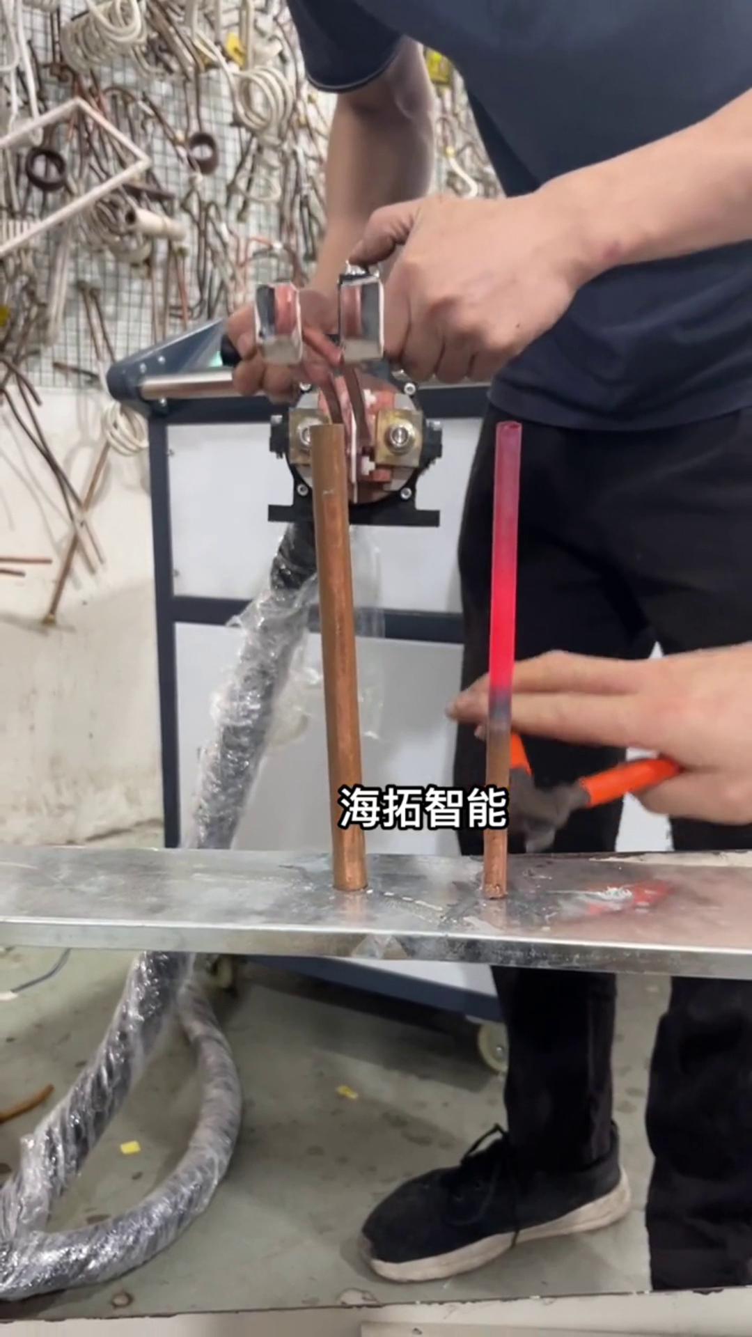 铜管加热退火有难度吗？没有！只要用了海瑞拓智能大香蕉手机在线视频加热设备，什么淬火退火加热焊接一切都不是问题。 