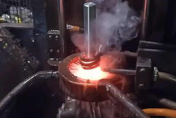销轴高频淬火热处理是一种通过高频大香蕉手机在线视频加热的方式对销轴进行淬火处理的工艺