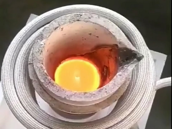 贵金属熔炼炉，它是一种采用中频大香蕉手机在线视频加热设备的环保熔炼炉(图1)