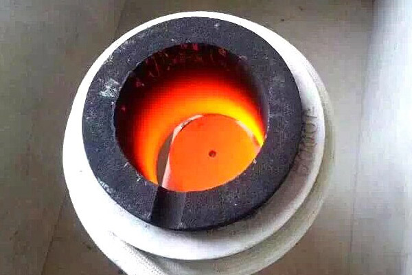 贵金属熔炼炉，它是一种采用中频大香蕉手机在线视频加热设备的环保熔炼炉