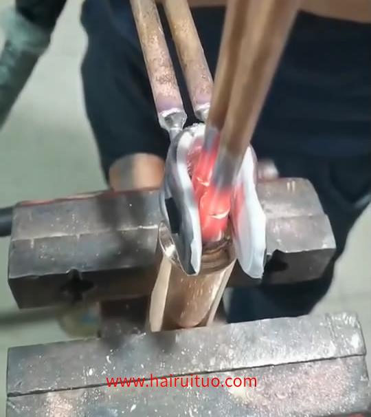 冰箱空调散热器铜管弯头焊接，用手持式高频焊机(图1)