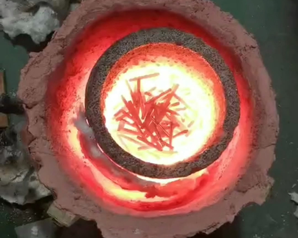 小型实验熔炼炉，特别是用于熔炼铜的中频电炉，是实验室或小规模生产环境中常用的设备(图2)