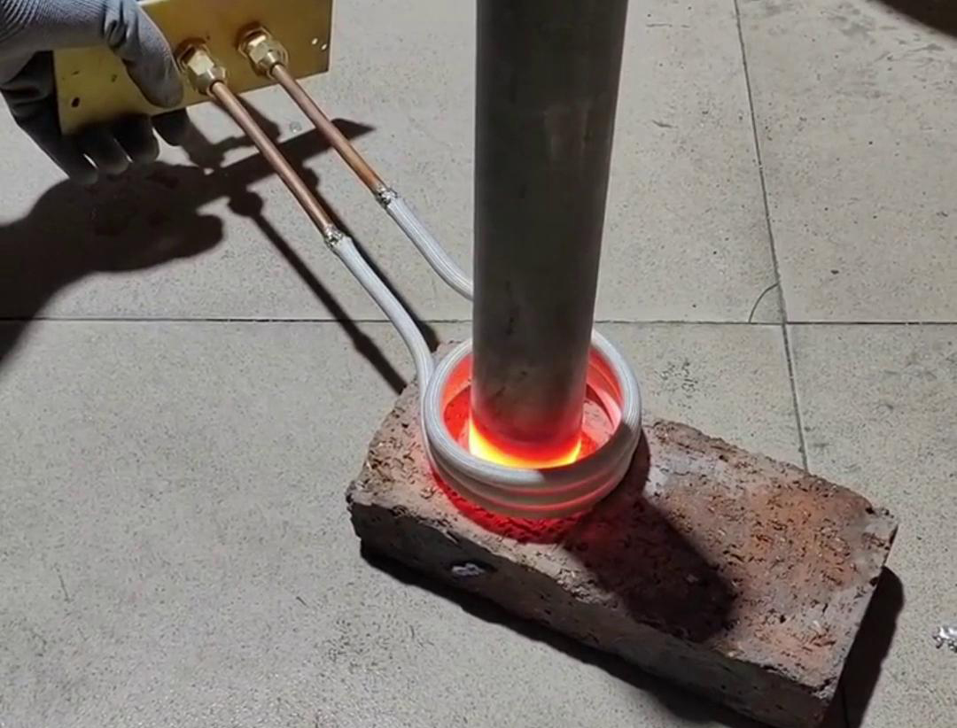 高频加热机配合软连接加热工件，高效灵活，适用于复杂形状工件(图1)