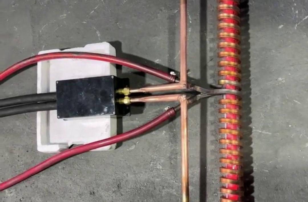 高频加热机配合软连接加热工件，高效灵活，适用于复杂形状工件