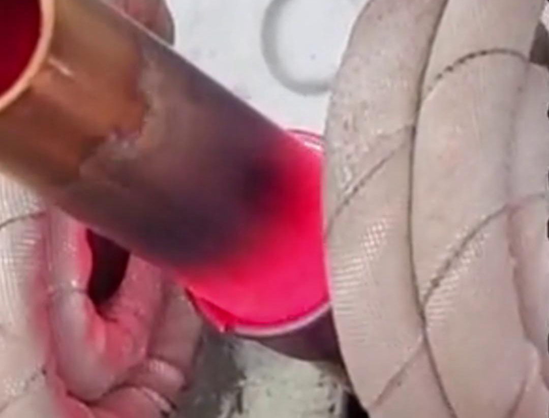 手持式高频机铜件焊接是一种高效、精确的焊接方法，适用于铜材料的局部加热和焊接