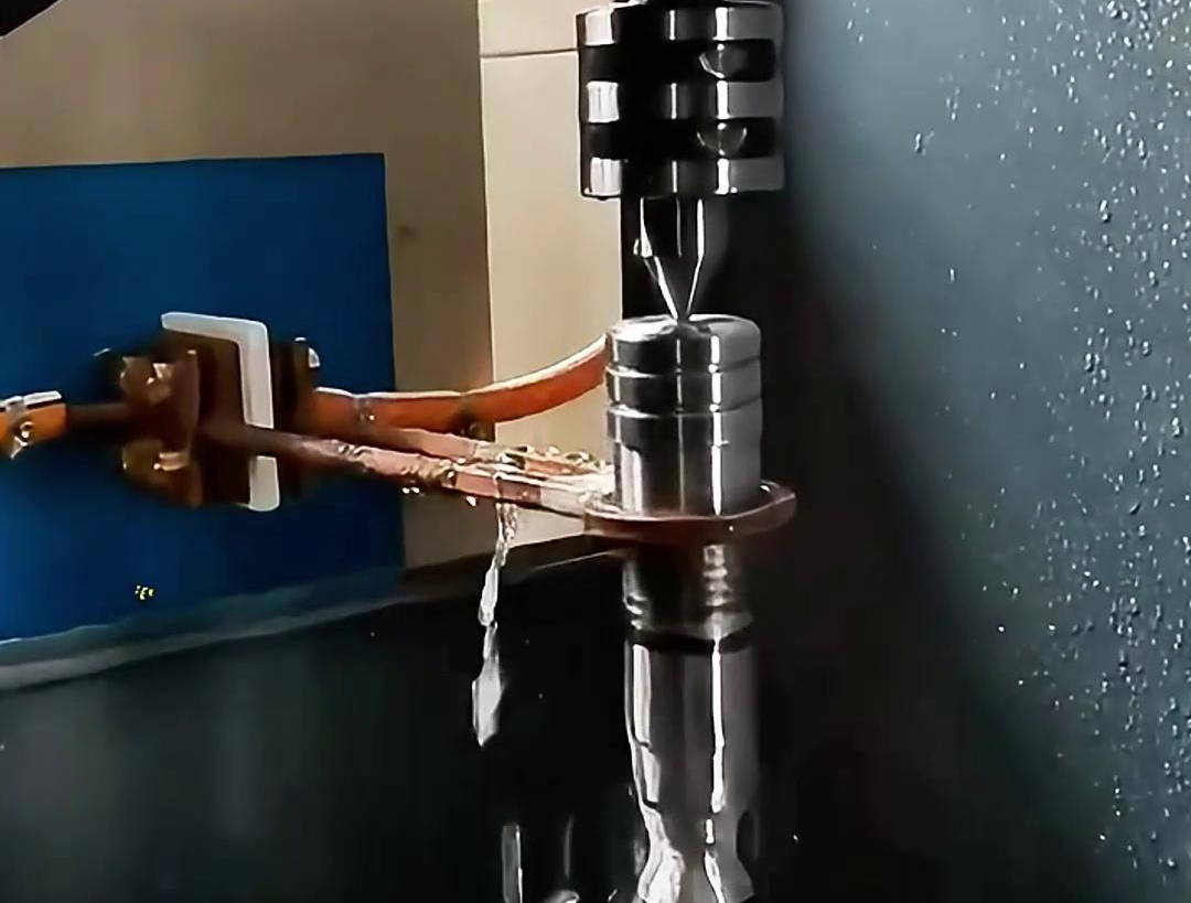 高频淬火机床通过大香蕉手机在线视频加热方式快速将轴的表面加热至奥氏体化温度