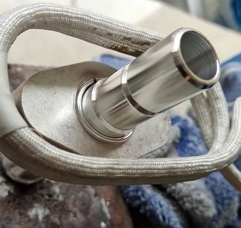 铝储液器的焊接，尤其是铝管的焊接，通常采用高频焊接机进行