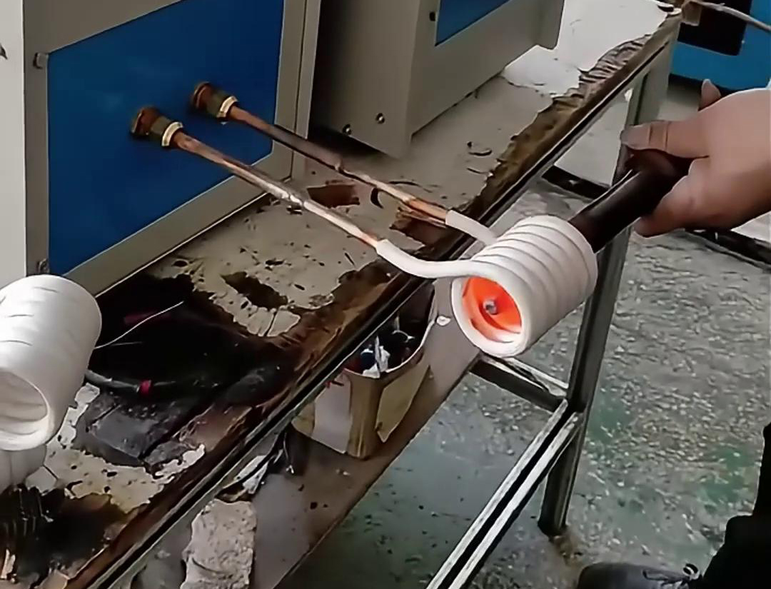 镐钎加热锻造使用高频加热机是一种高效、快速的热处理方法，