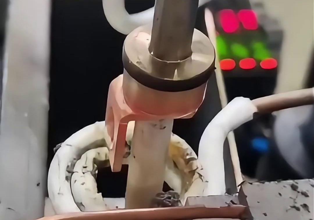 保险丝座是这样的焊接的，原来是用了高频自动化钎焊机来完成焊接