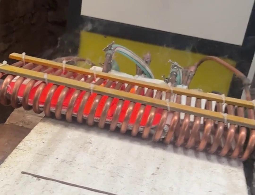 使用高频机进行钻杆焊缝退火可以提高工作效率，同时保证退火效果的均匀性和稳定性(图1)