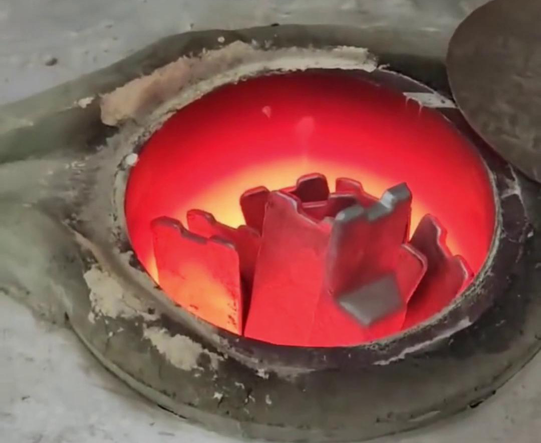 根据客户特定的熔炼需求、生产规模、场地条件等因素，专门设计和制造的中频大香蕉手机在线视频熔铝炉