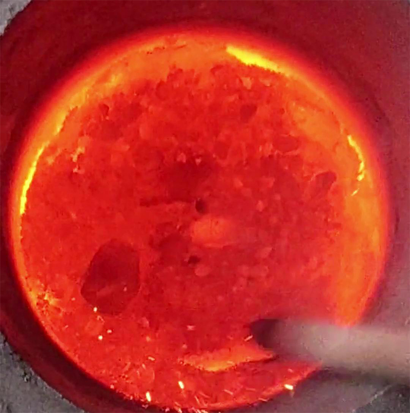 小型铁渣中频熔炼炉，采用IGBT节能电源模块，比传统电炉电烤箱节能