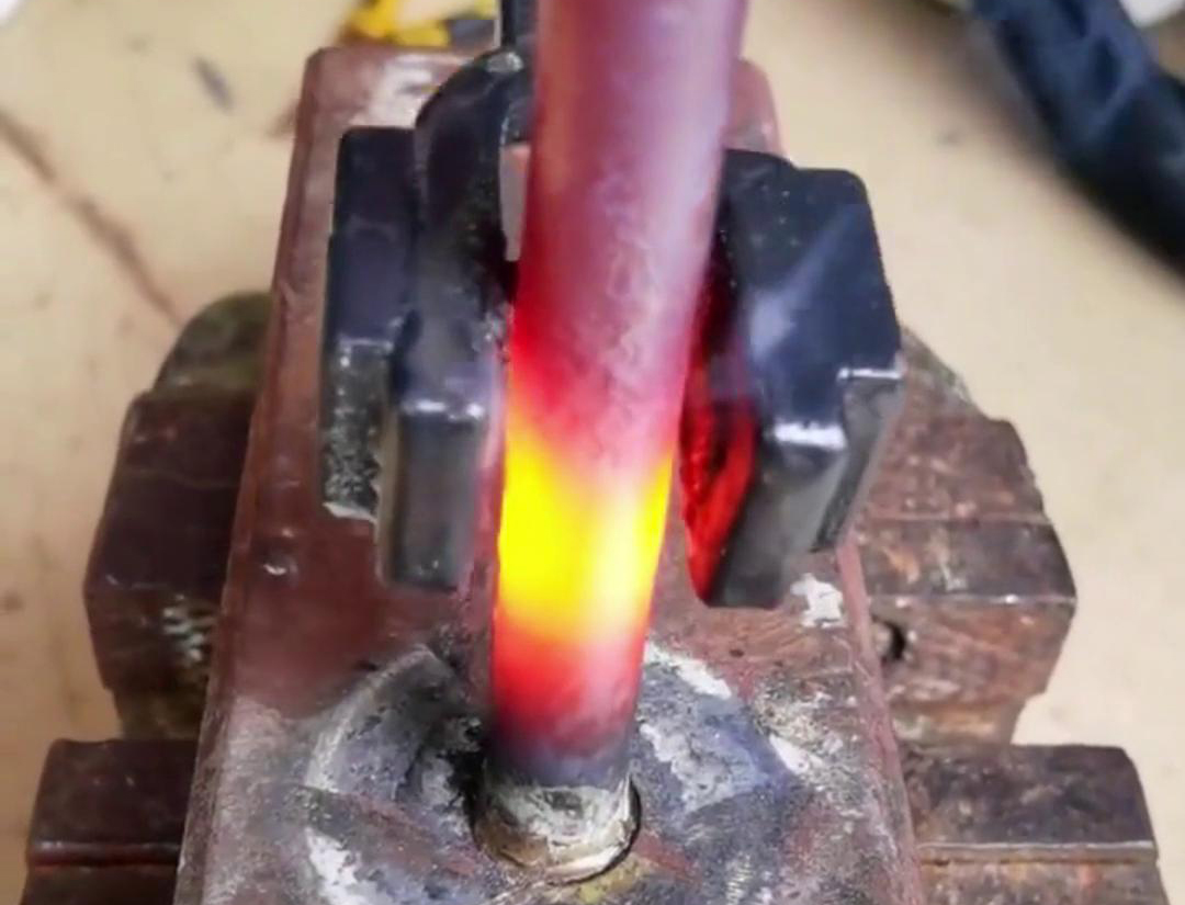 手持式高频加热机，轻松实现12mm的铜管加热和12mm不锈钢棒加热(图1)