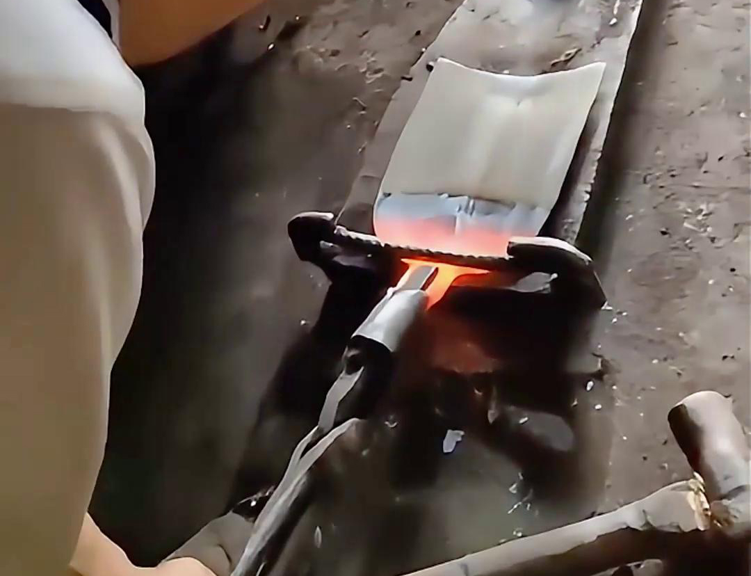 超音频大香蕉手机在线视频加热设备对农用锄头进行加热退火热处理折弯