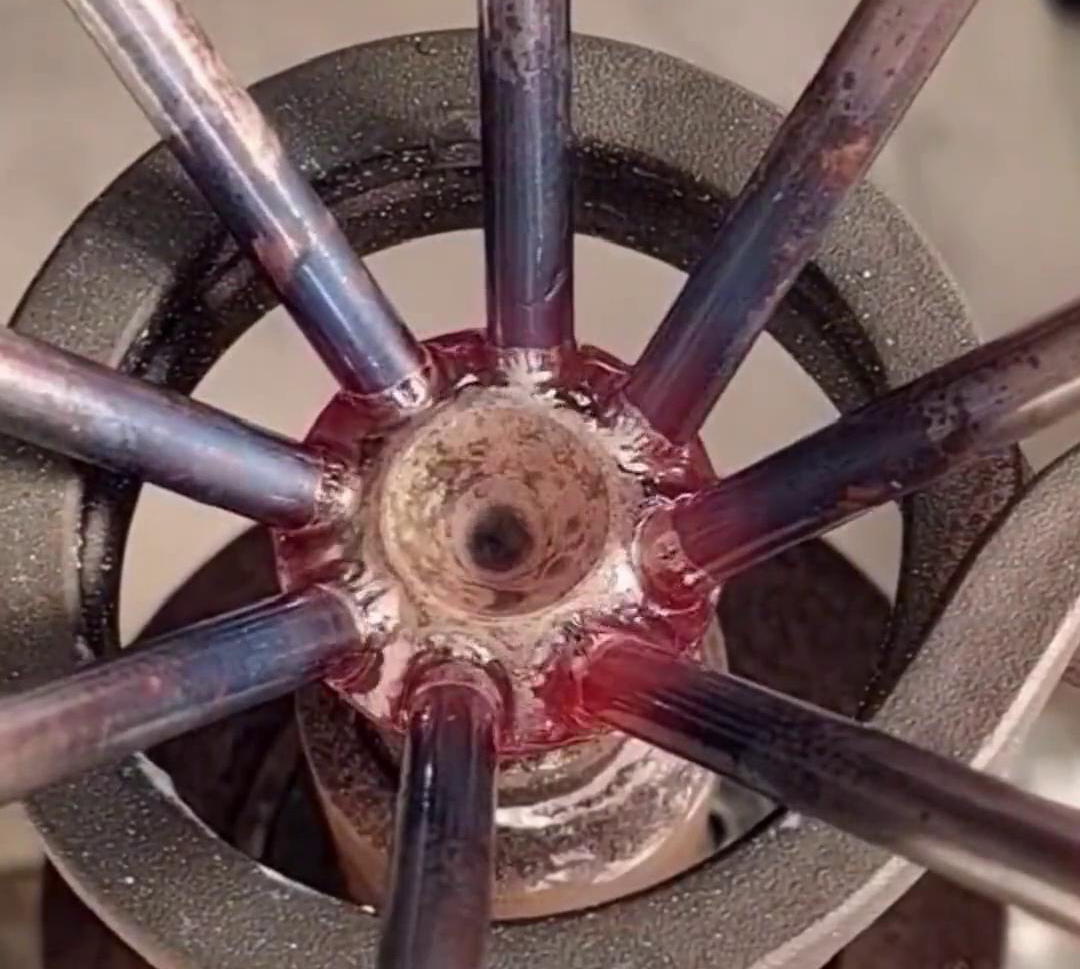 高频焊机的用途非常广泛，其中一种应用是在黄铜分液器焊接中