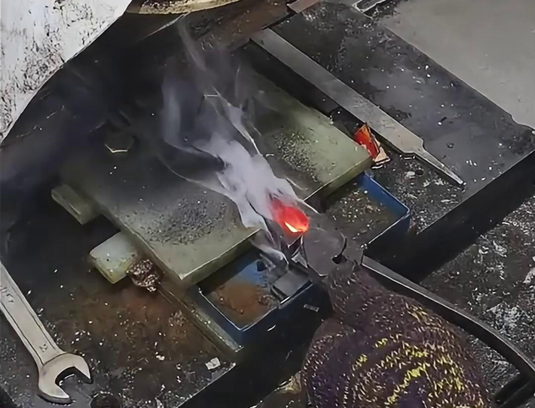 老虎钳口淬火就是使用高频淬火机快速加热，并在短时间内将其冷却