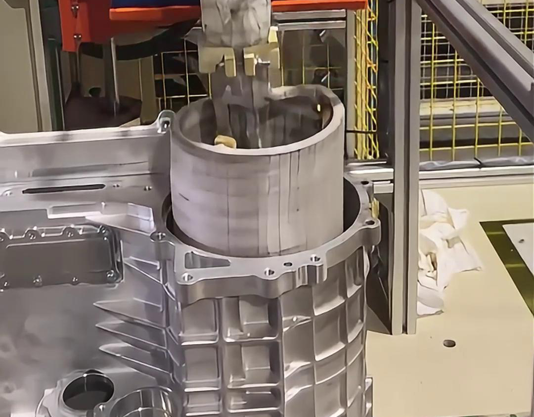 高频大香蕉手机在线视频加热设备——新能源电机壳热套的应用(图1)