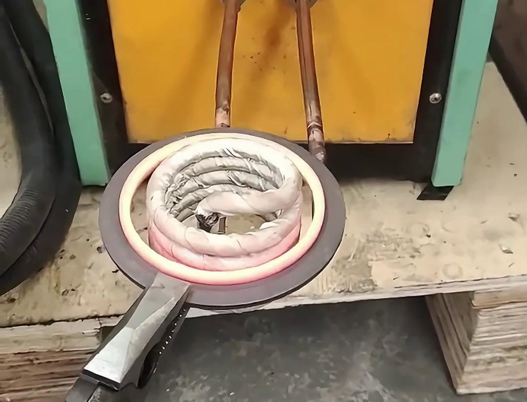 内孔加热，就用高频加热机，因为它只要220V电压