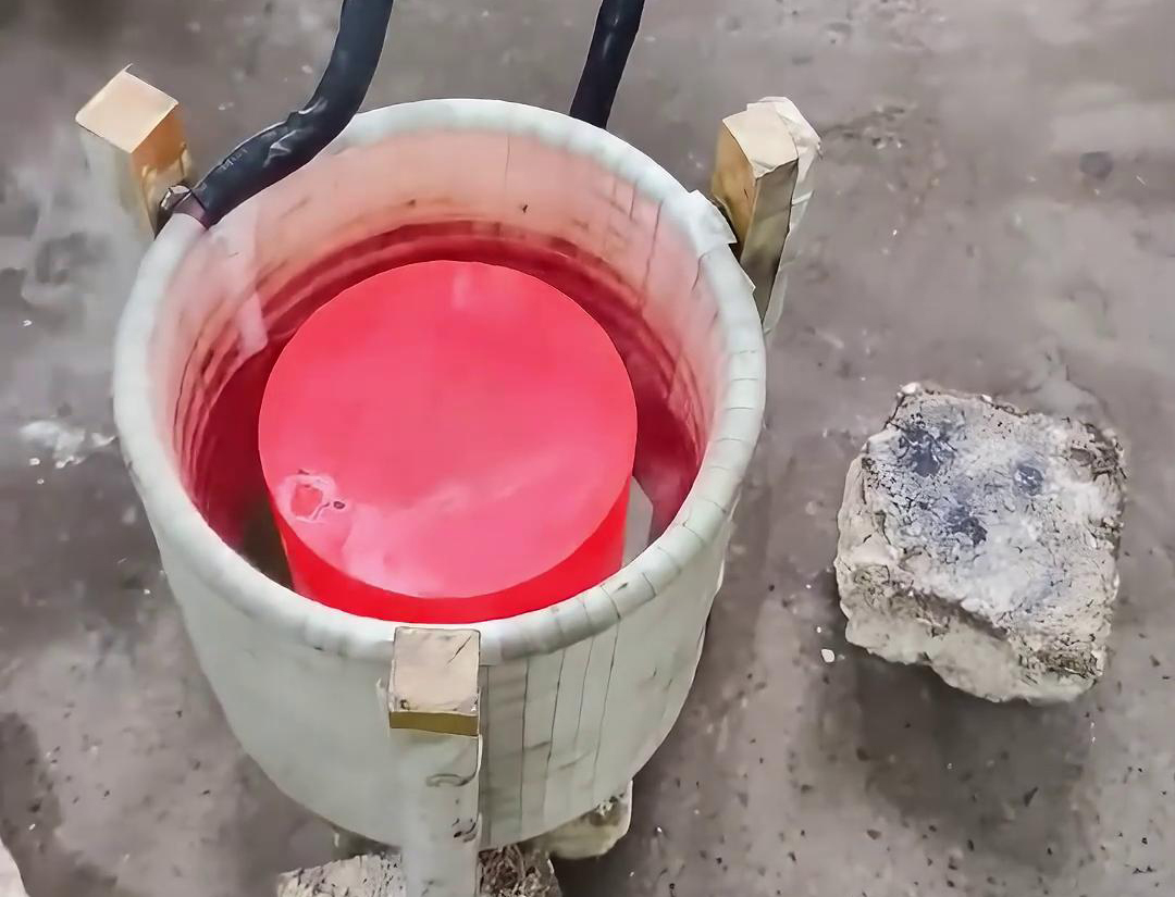 中频炉可以加热实心紫铜棒棒料做退火工艺，为后续锻造冲压做准备