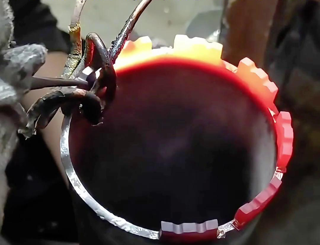 想知道钨钢钻头是怎么焊接的吗？需要用到高频焊机(图1)