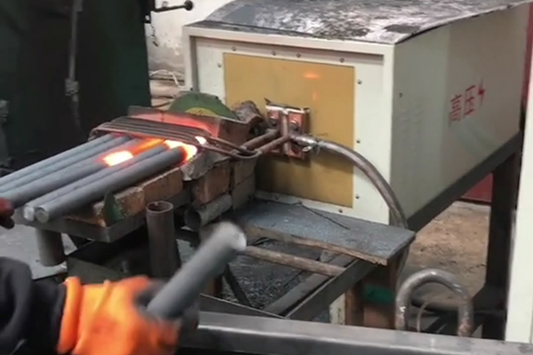 中频锻造加热炉配自动送料系统对金属棒材（如铁棒、铜棒、铝棒）的加热和锻造(图1)