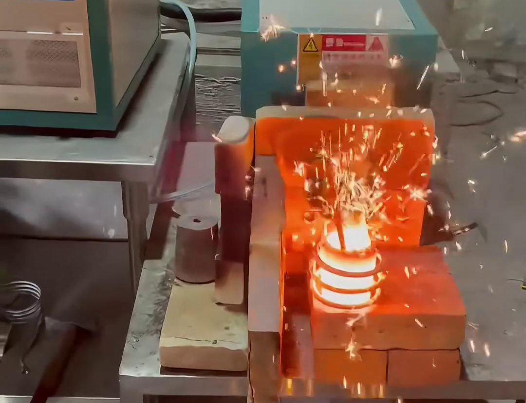 小型高频熔炼炉可以熔炼多种金属和合金，如金银铜铁铝锡等(图1)