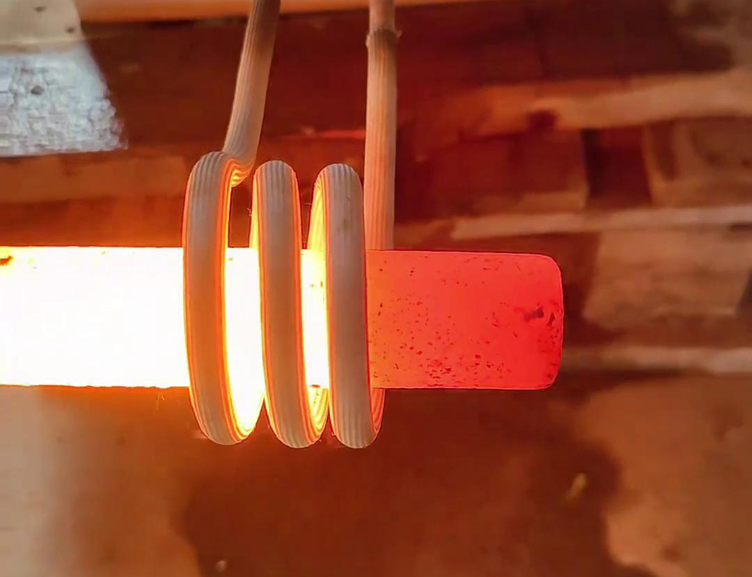 用小型高频加热炉对棒料进行加热，然后进行锻打