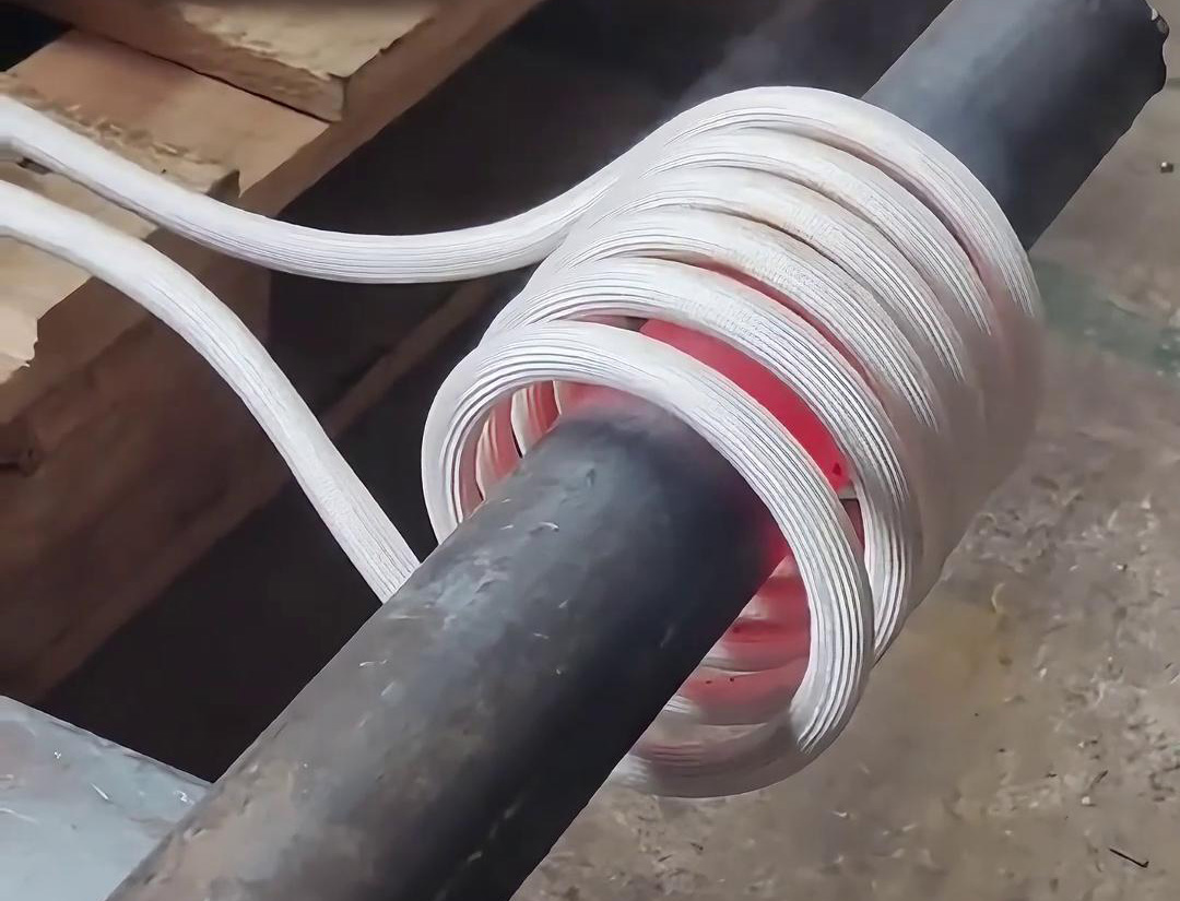 30KW高频大香蕉手机在线视频加热设备，局部加热直径65mm的铁棒折弯