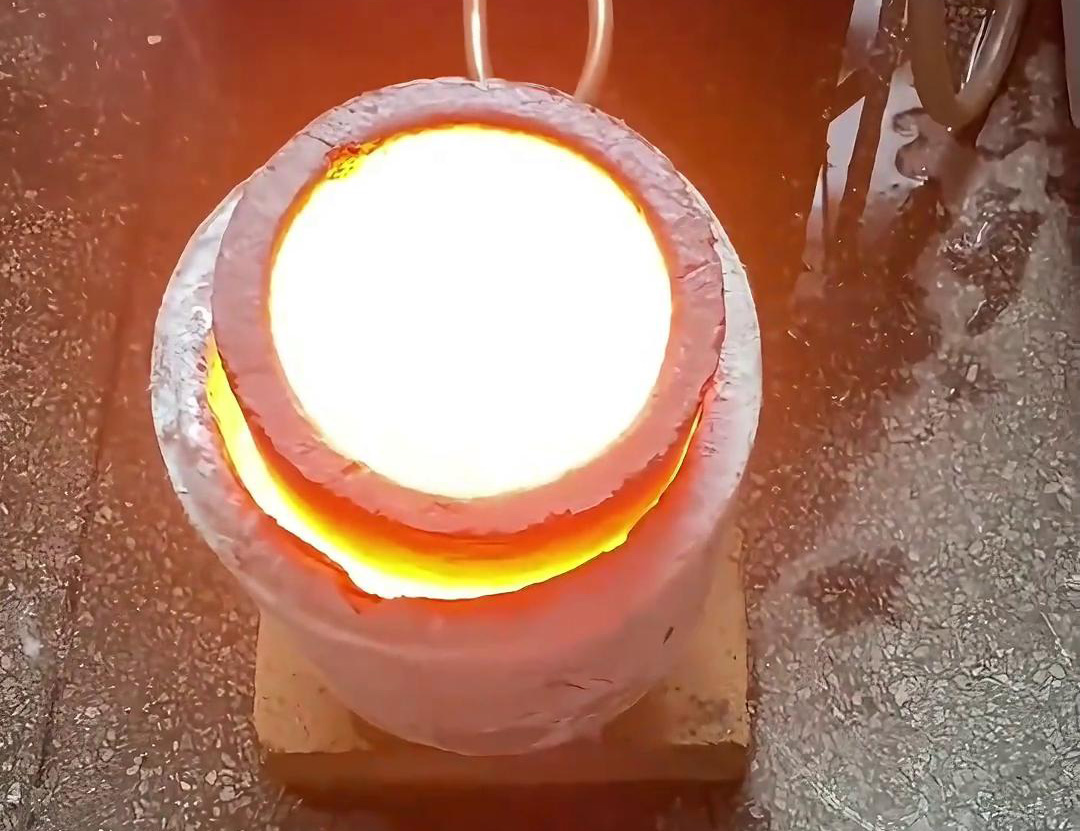 10公斤不锈钢中频熔炼炉广泛应用于小型金属加工企业、实验室、科研机构等领域(图1)