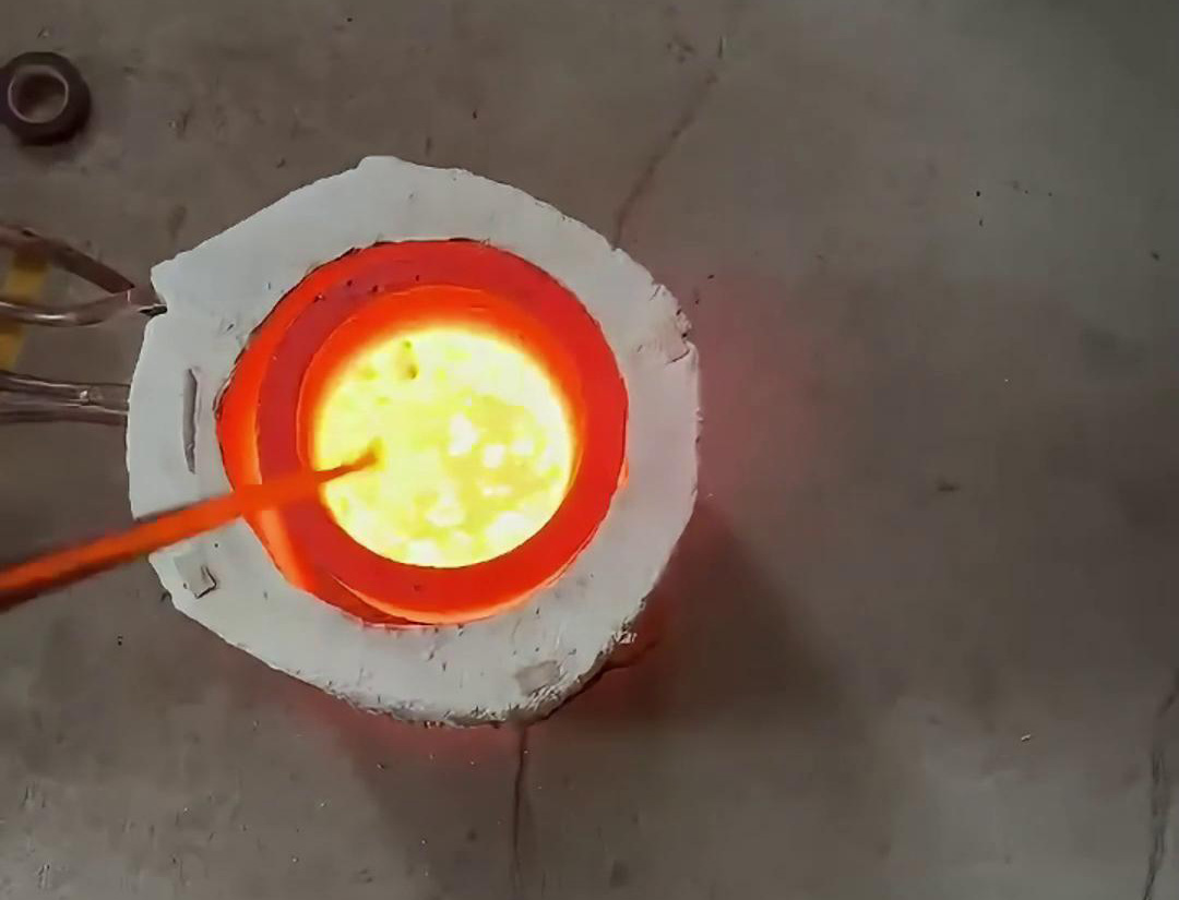 小型中频熔炼炉广泛应用于金属加工、铸造、冶炼等领域