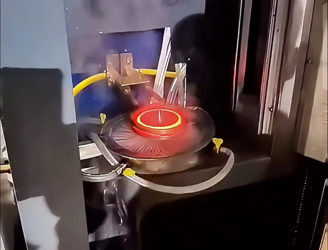 高频大香蕉手机在线视频齿轮淬火是一种高效、精确且节能环保的齿轮表面处理技术