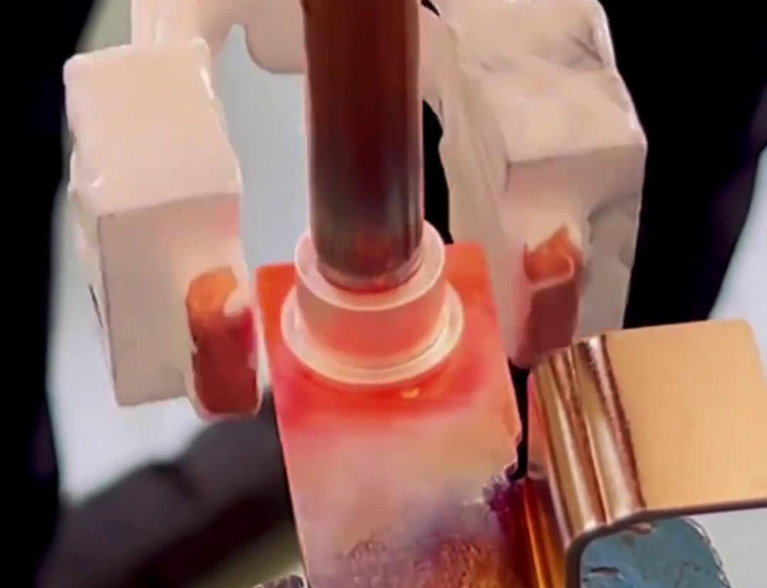 手持式高频机在焊铜方面展现出了高效、精准和灵活的特点