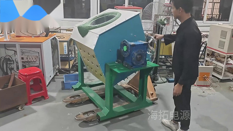 客户定制的300公斤中频熔炼炉，手摇倾倒式熔铜炉