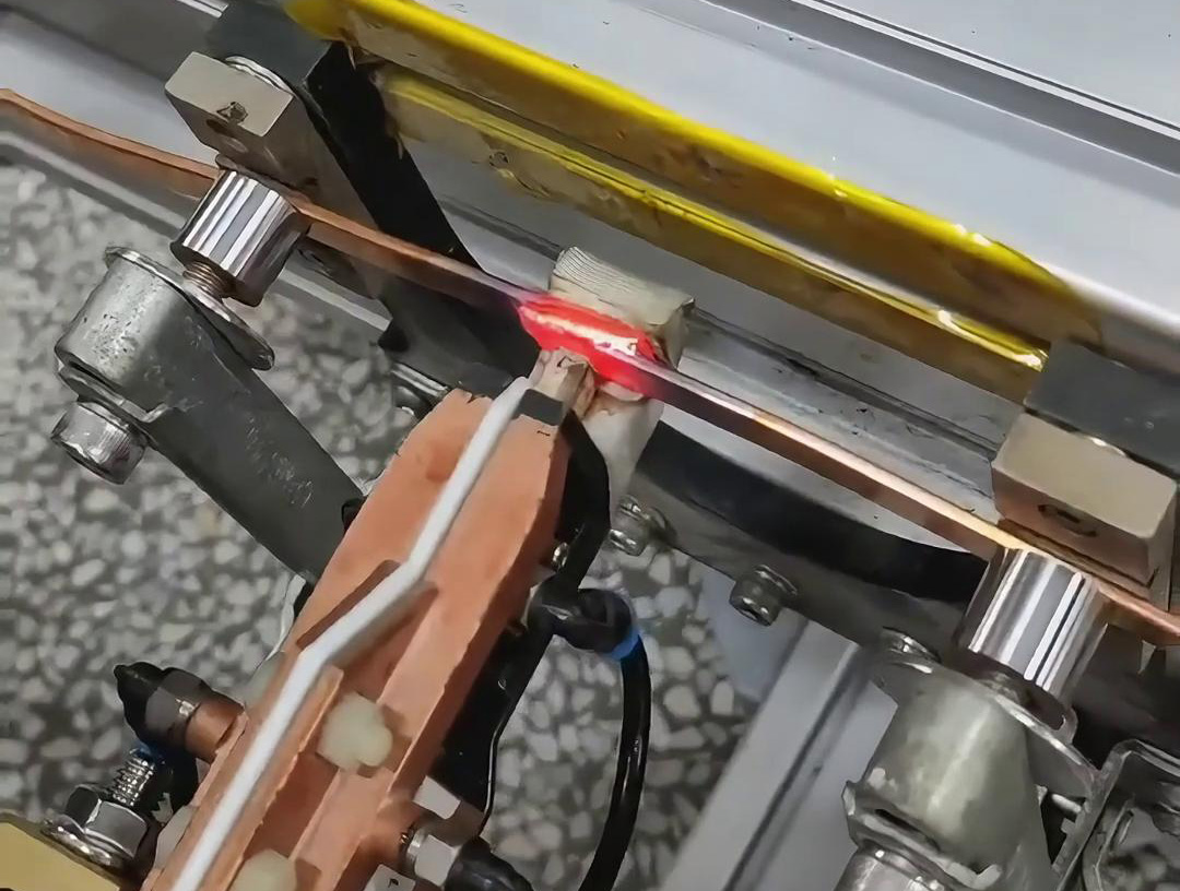 手持式高频焊机适用于铜板等金属材料的焊接、淬火和退火等工艺