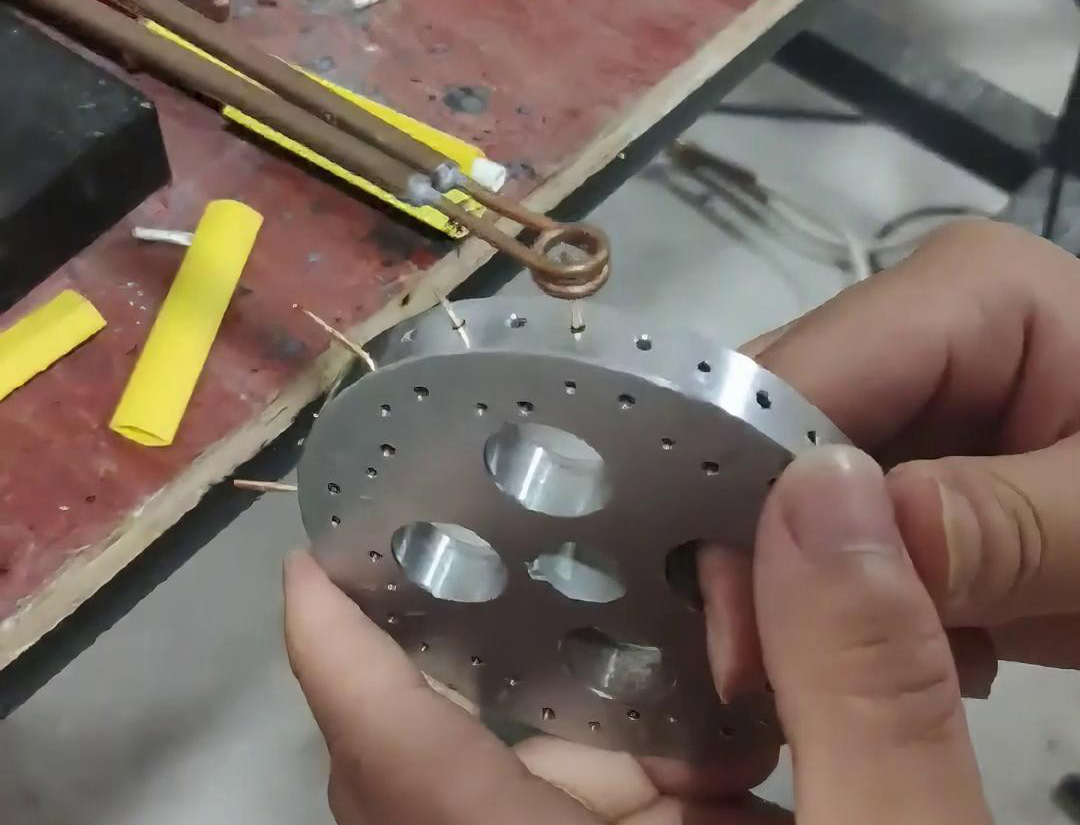 ​一款功能强大的超高频钎焊机，专为焊接尺寸特别小的工件而设计