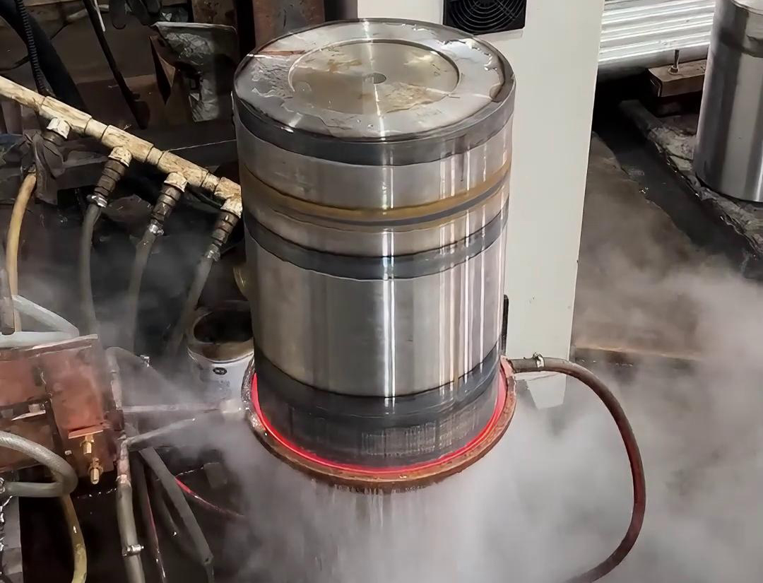 轴高频淬火热处理是一种高效的金属热处理方法，主要用于提高轴类零件的表面硬度和耐磨性