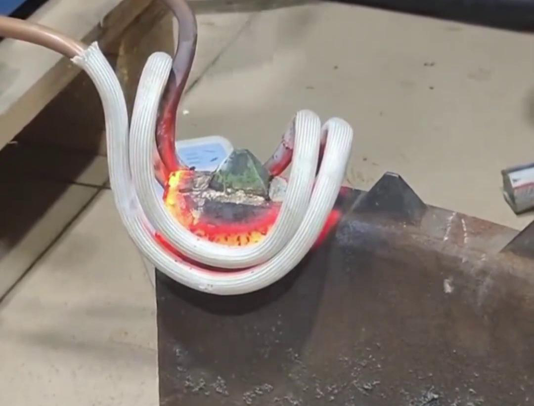 合金热拆是一种利用高频加热机快速加热带合金金属材料，以实现拆卸或维修的工艺方法