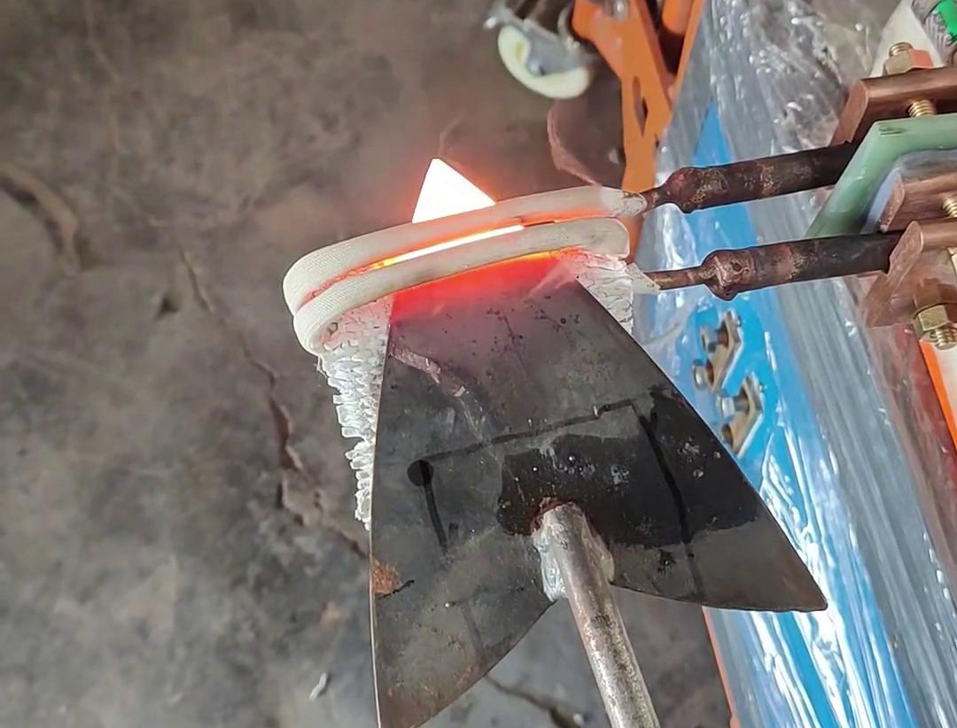 对于只有3mm厚的钢铁板加热，不管是超高频加热机还是高频加热机都可以轻松做到