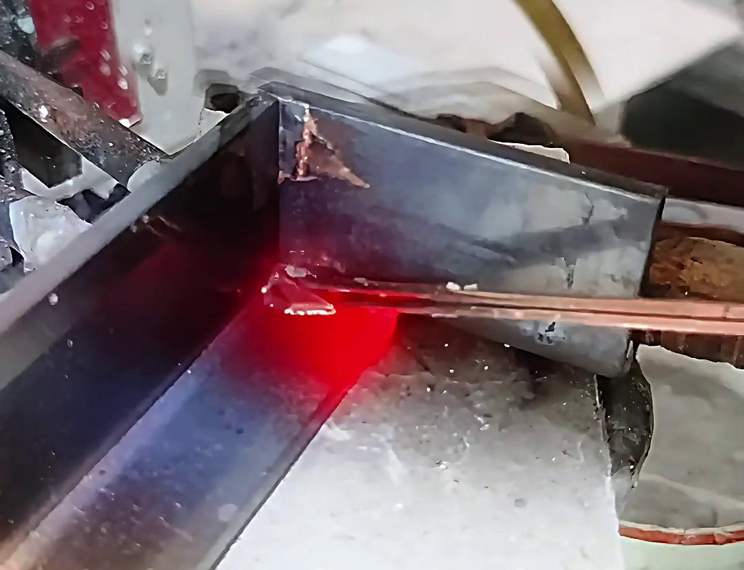 高频焊机在铜排焊接中应根据铜排的材质、尺寸、厚度和焊接要求选择