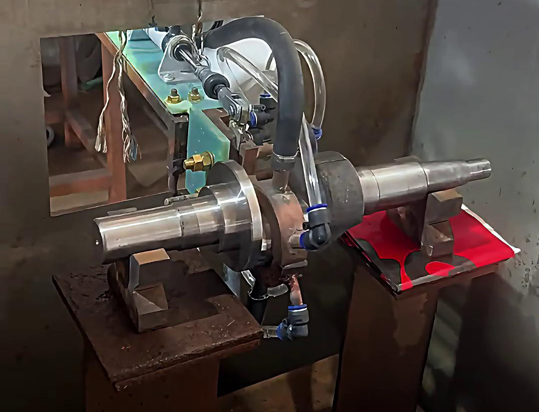 将曲轴置于中频大香蕉手机在线视频久久大香蕉久久中，通过大香蕉手机在线视频线圈产生的交变磁场使曲轴表面迅速升温至淬火温度