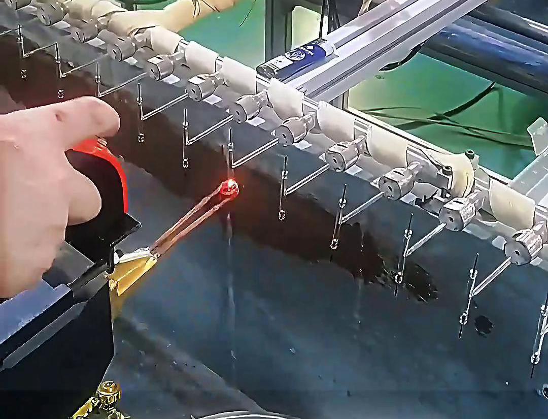 氙气灯灯珠和除毛仪灯珠的加热，高频大香蕉手机在线视频加热机同样可以发挥其优势