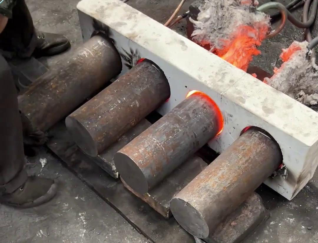 对于需要加热大型棒料的场合，建议优先考虑采用中频大香蕉手机在线视频加热设备